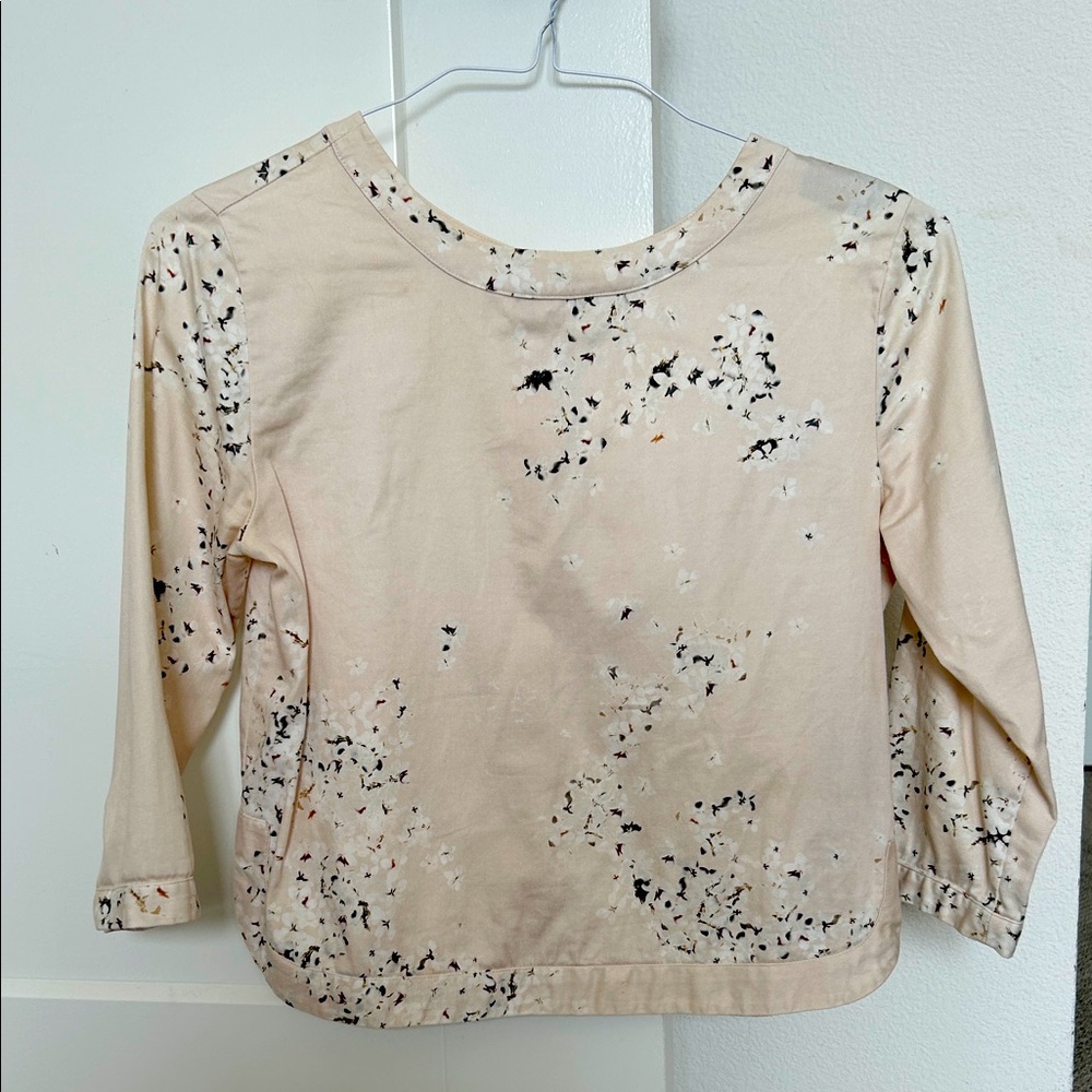 Pale pink flower patterned blouse with buttons on the back - San Copenhagen